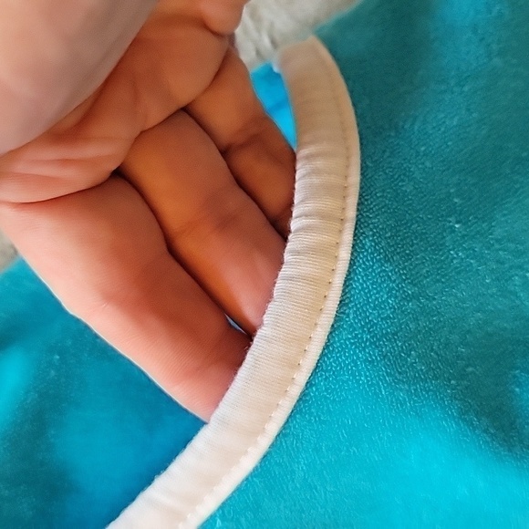 Turquise TERRYCLOTH mini skirt with white trim.  Ties at waist.  Size is 19 XXL - Picture 4 of 6